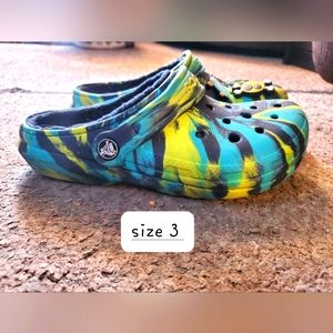 Size 3 kids crocs lined